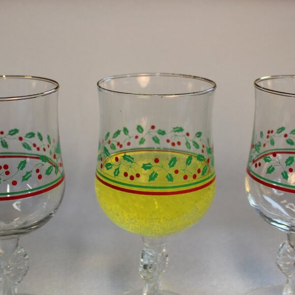 Vintage Holly Berry Goblets – Set of 5 | Christmas Glassware - Picture 5 of 11